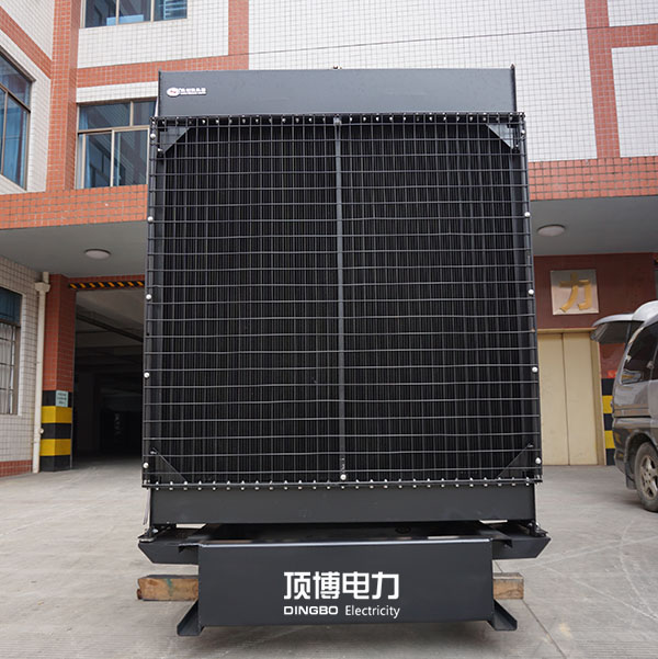 為保證散熱效果，發(fā)電機(jī)廠家建議您定期清除散熱器外部污物及水箱內(nèi)部污垢